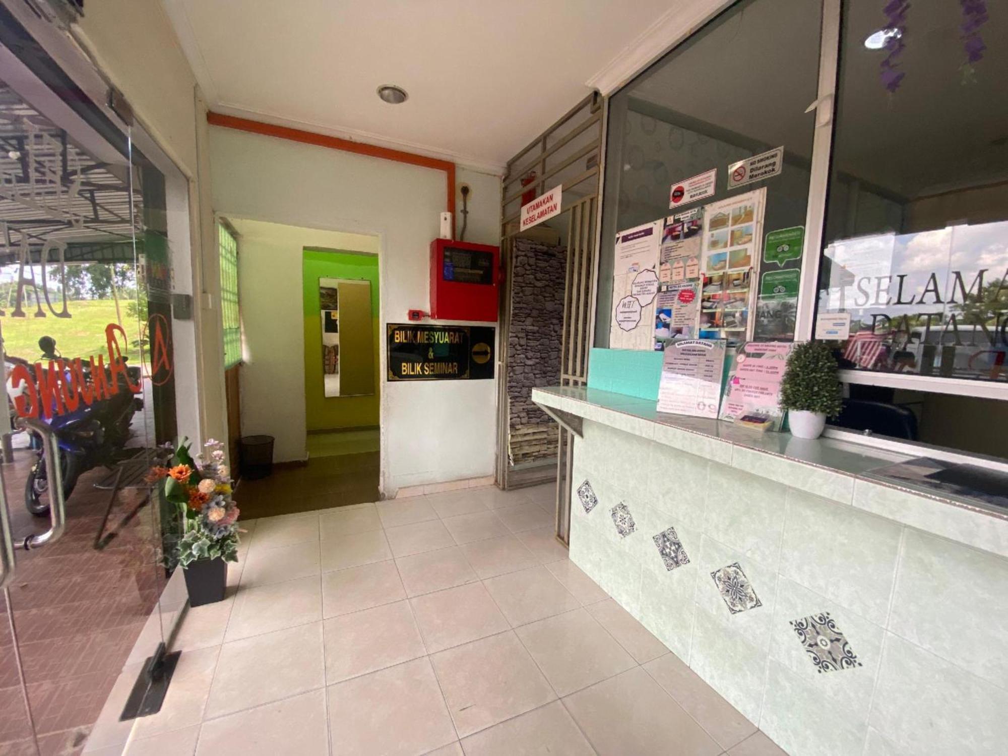 Oyo 91065 Hotel De Anjung Muadzam Shah Екстер'єр фото